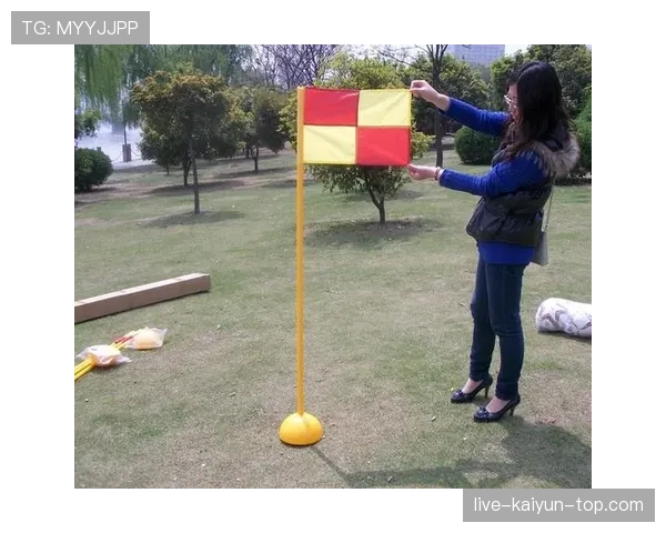 角球旗杆必须固定吗？规则如何规定其使用与移除？